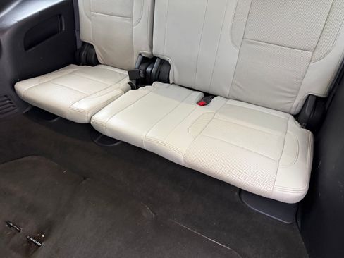 Used 2015 Chevrolet Suburban LS RWD image 65