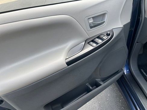 Used 2018 Toyota Sienna LE image 16