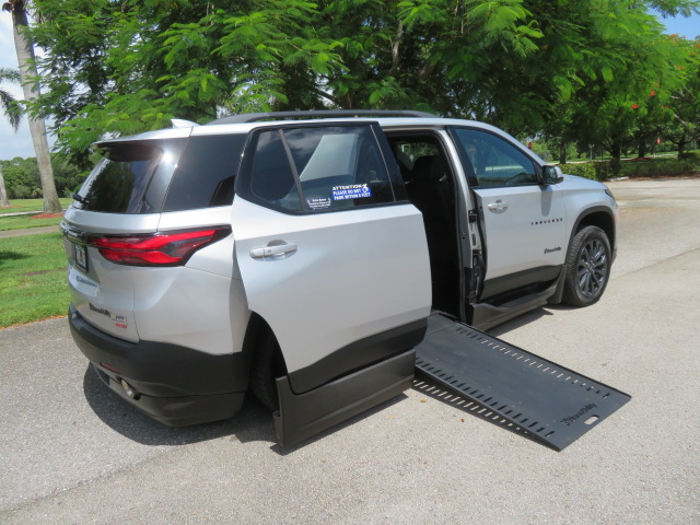 Used 2022 Chevrolet Traverse FWD RS image 5