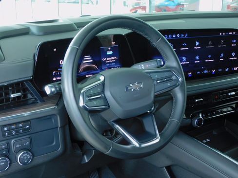 Used 2025 Chevrolet Suburban 4WD Z71 image 16