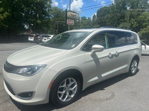 Used 2019 Chrysler Pacifica Touring-L Plus FWD image 1