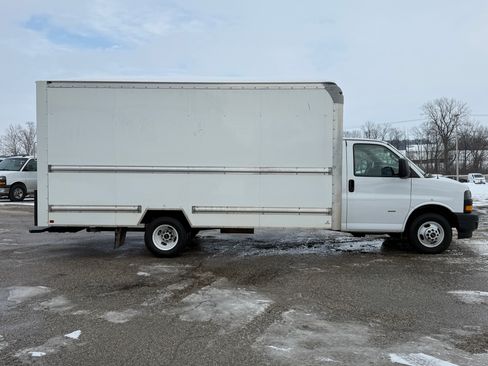 Used 2021 GMC Savana 3500 image 2