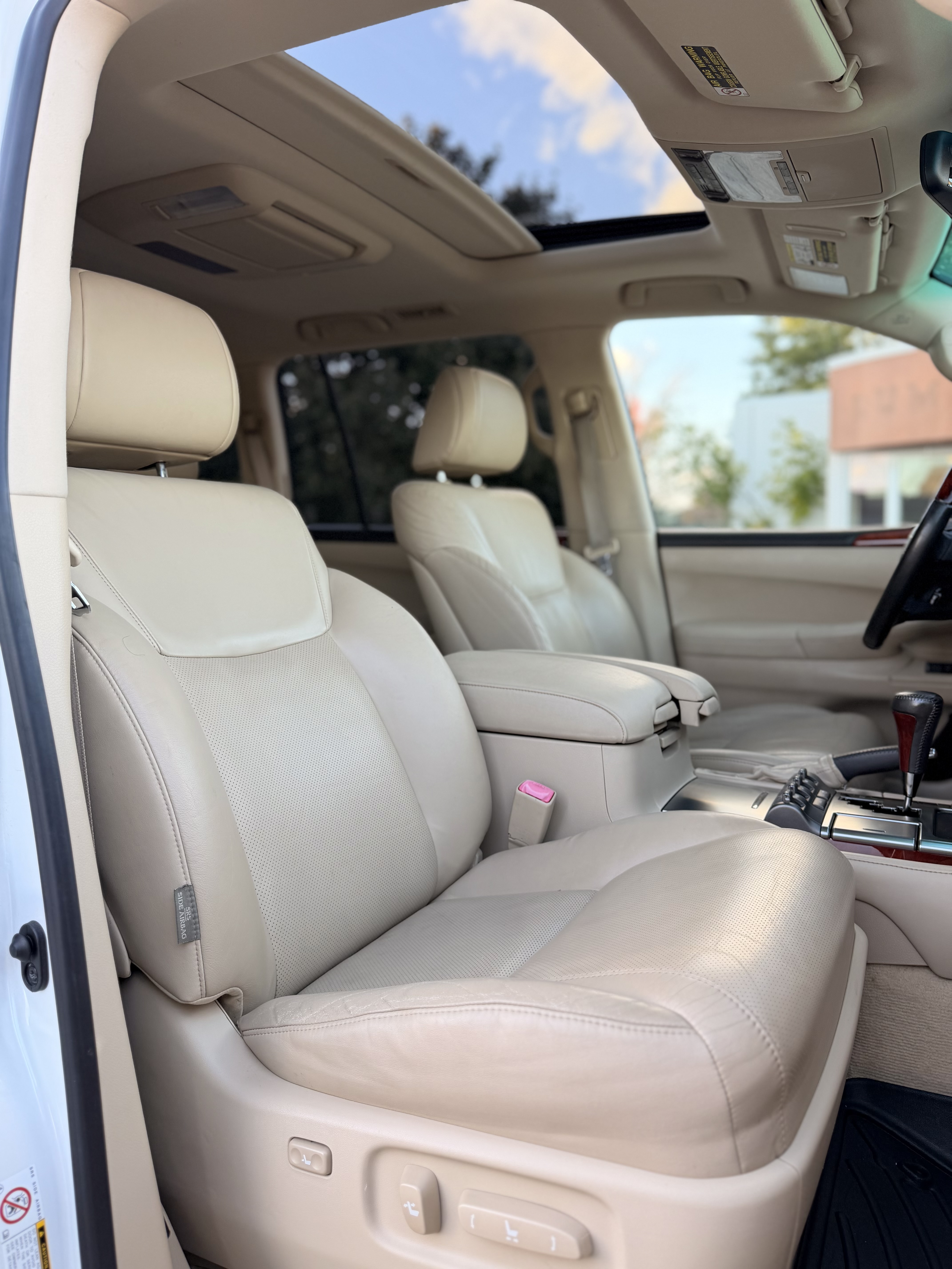 Used 2009 Lexus LX 570 4WD w/ 3rd Row & Luxury Pkg image 14