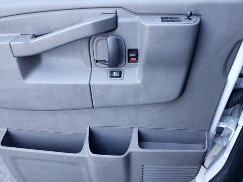 Used 2022 Chevrolet Express 2500 image 10