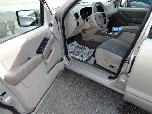 Used 2007 Ford Explorer XLT image 7