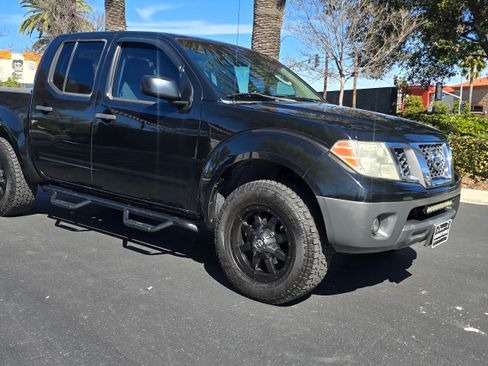 Used 2011 Nissan Frontier SE image 3