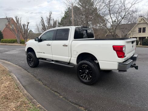 Used 2018 Nissan Titan SV image 22