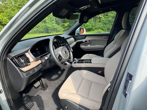 Used 2025 Volvo XC90 AWD B6 Plus image 9