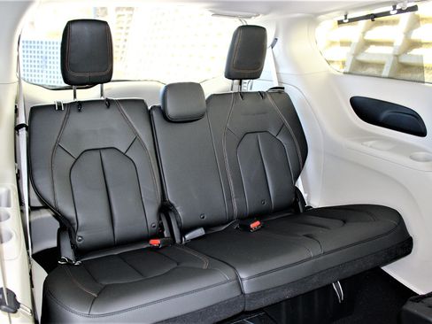 Used 2017 Chrysler Pacifica Touring-L image 18