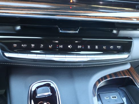 Used 2024 Cadillac Escalade ESV Luxury image 31