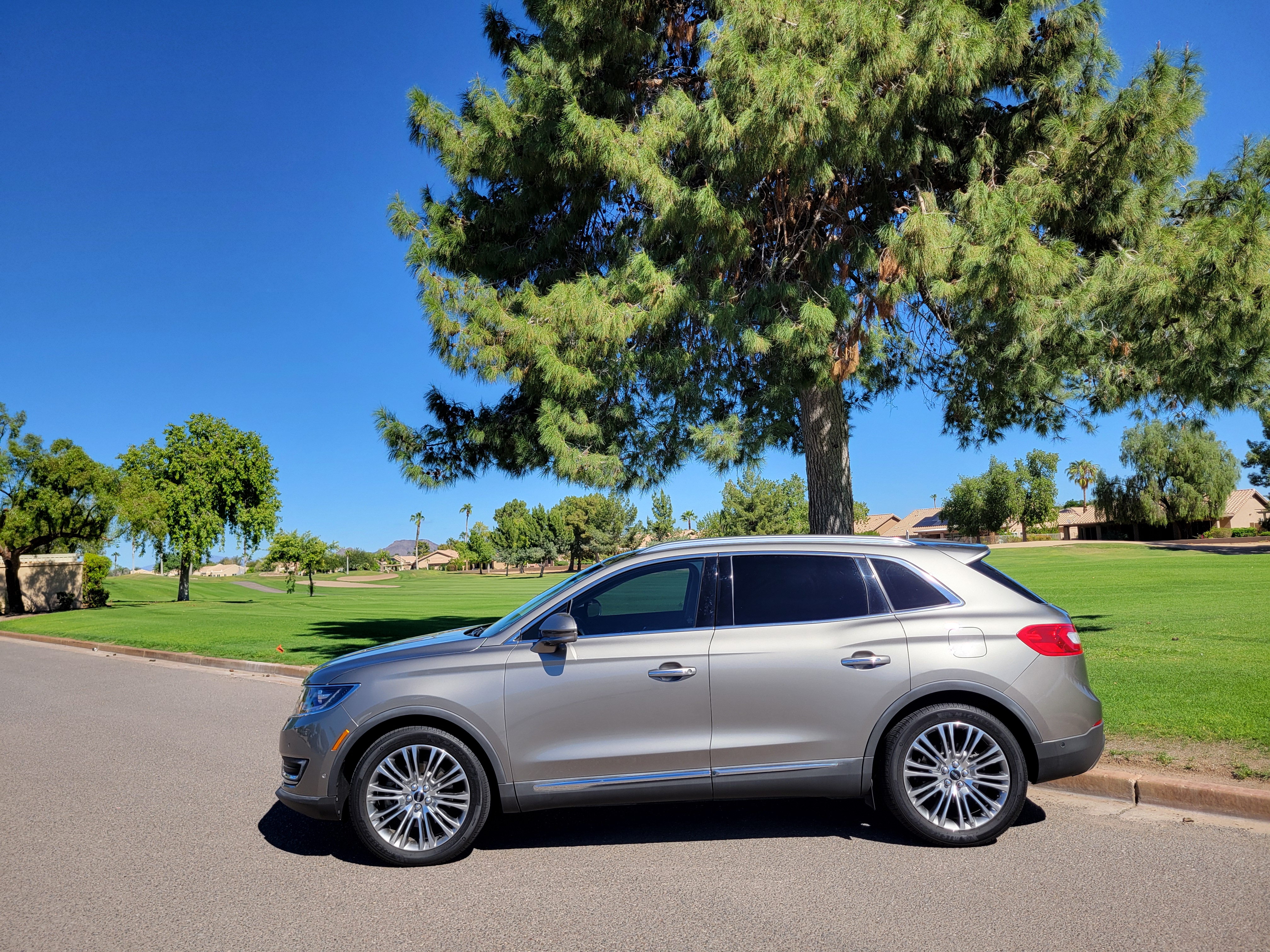 Used 2017 Lincoln MKX FWD Reserve image 2