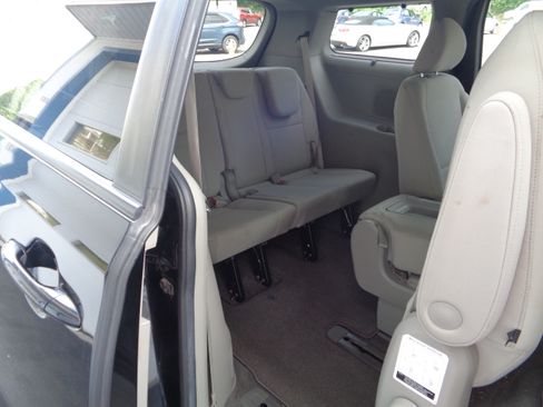 Used 2016 Kia Sedona LX FWD image 9