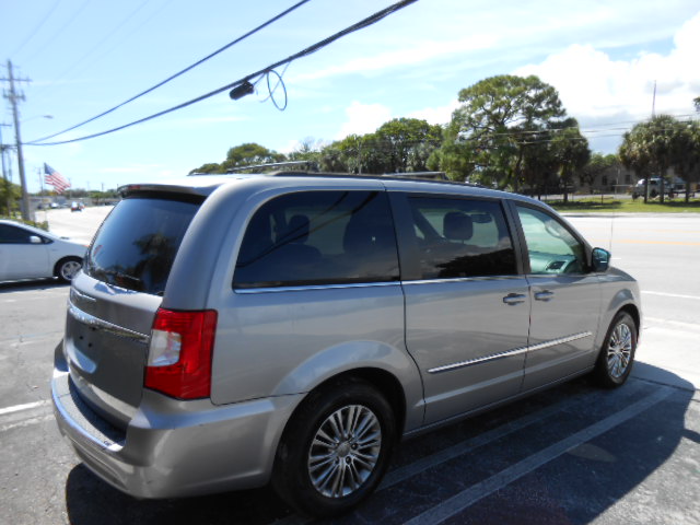 Used 2014 Chrysler Town & Country Touring-L FWD image 5