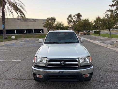 Used 2000 Toyota 4Runner SR5 Sport Utility 4D RWD image 5