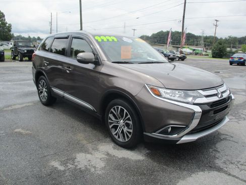 Used 2018 Mitsubishi Outlander 4WD SE image 4