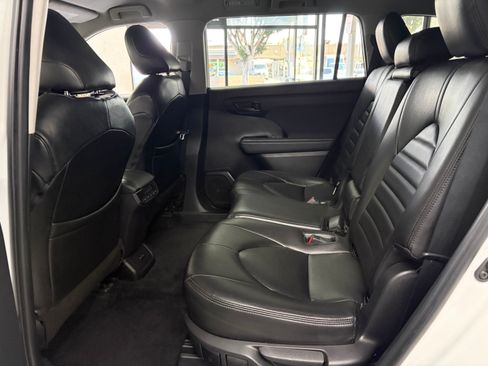Used 2022 Toyota Highlander FWD LE V6 image 13
