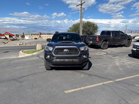 Used 2019 Toyota Tacoma TRD Sport image 2