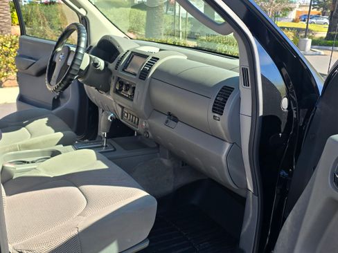 Used 2011 Nissan Frontier SE image 25