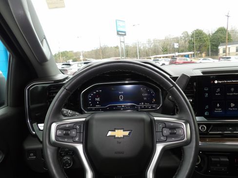 Used 2025 Chevrolet Silverado 1500 LT image 2