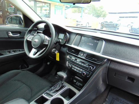 Used 2020 Kia Optima LX image 25