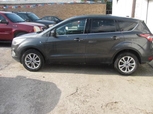 Used 2017 Ford Escape SE image 1