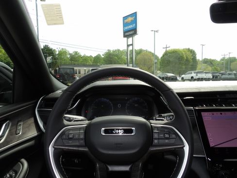 Used 2025 Jeep Grand Cherokee L Limited image 2