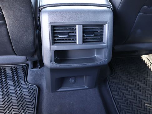 Used 2022 Volkswagen Atlas Cross Sport SE image 16