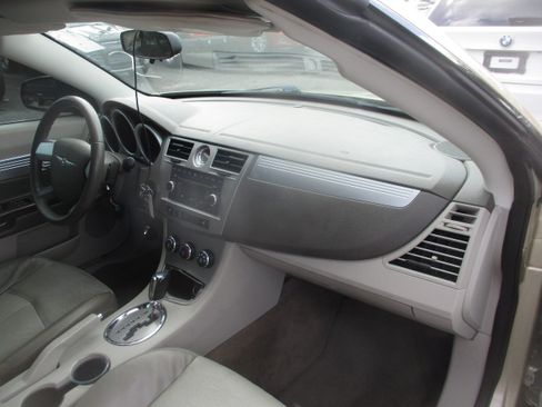 Used 2010 Chrysler Sebring Touring image 14