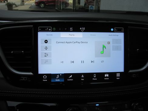 Used 2025 Chrysler Pacifica Limited image 10