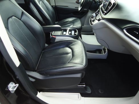 Used 2018 Chrysler Pacifica Touring-L FWD image 10