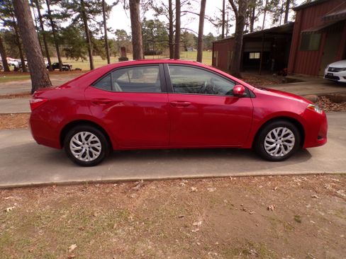 Used 2017 Toyota Corolla LE image 3