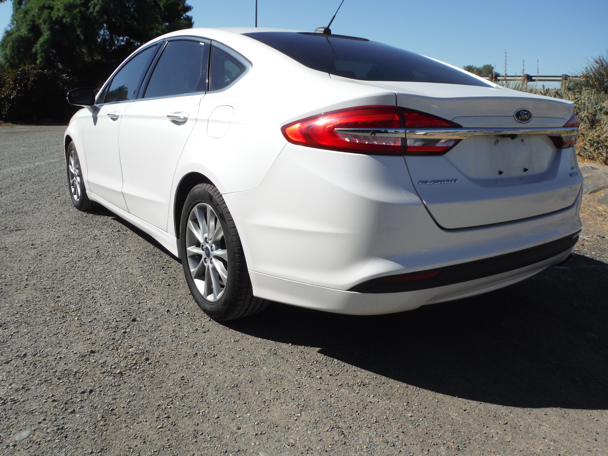 Used 2017 Ford Fusion SE FWD image 3