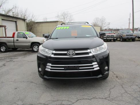 Used 2018 Toyota Highlander XLE image 3
