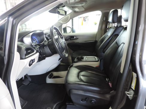 Used 2020 Chrysler Pacifica Touring-L Plus image 34