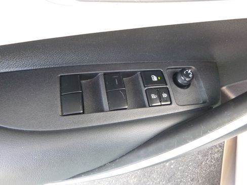 Used 2021 Toyota Corolla SE image 12