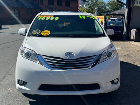 Used 2017 Toyota Sienna image 2