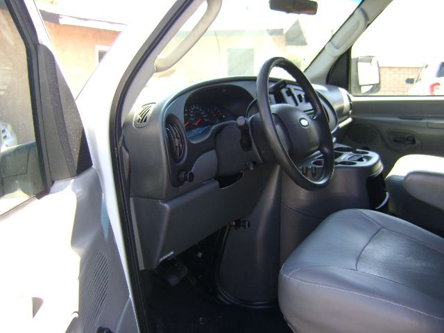 Used 2005 Ford E-250 and Econoline 250 UNAVAIL RWD image 9