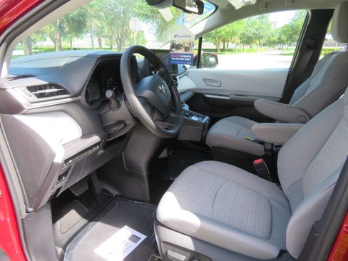 Used 2026 Toyota Sienna LE FWD image 31