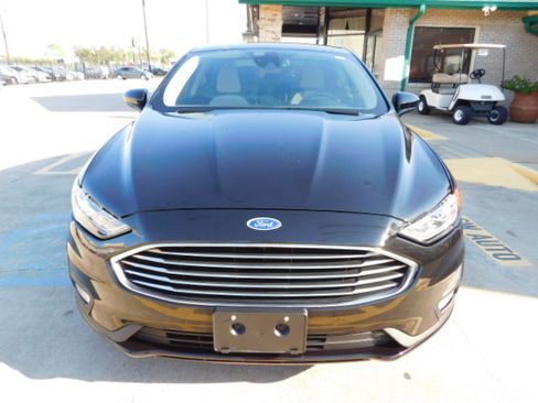 Used 2019 Ford Fusion SE image 3