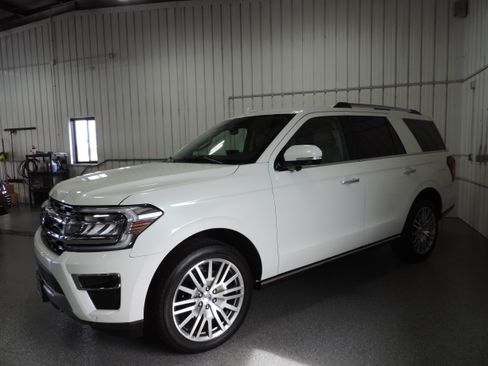 Used 2023 Ford Expedition Limited image 3