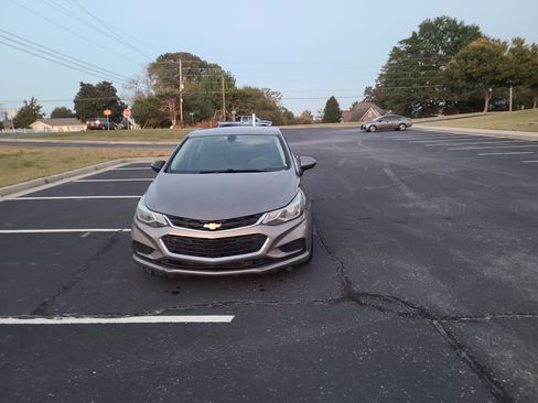 Used 2018 Chevrolet Cruze LT image 3