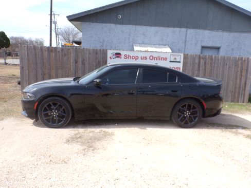 Used 2019 Dodge Charger SXT image 2