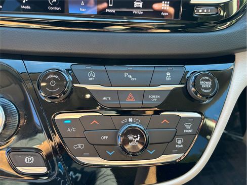 Used 2023 Chrysler Voyager LX image 31