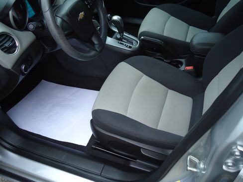 Used 2013 Chevrolet Cruze LS FWD image 8