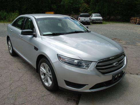 Used 2018 Ford Taurus SE FWD image 13