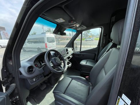 Used 2024 Mercedes-Benz Sprinter 2500 image 5