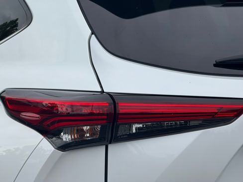 Used 2022 Toyota Highlander XLE image 27