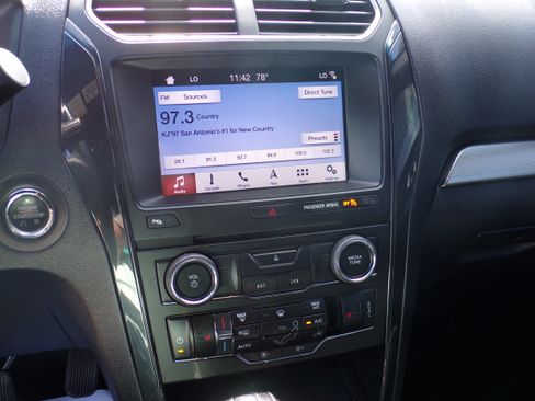 Used 2018 Ford Explorer XLT image 12