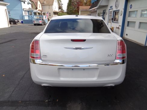Used 2013 Chrysler 300 image 9
