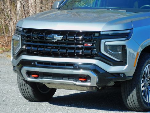 Used 2025 Chevrolet Suburban Z71 image 27